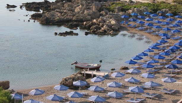 Gần bãi biển, ghế dài tắm nắng, dù trên bãi biển