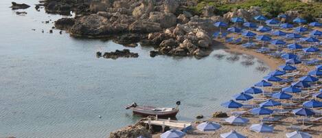 In Strandnähe, Liegestühle, Sonnenschirme