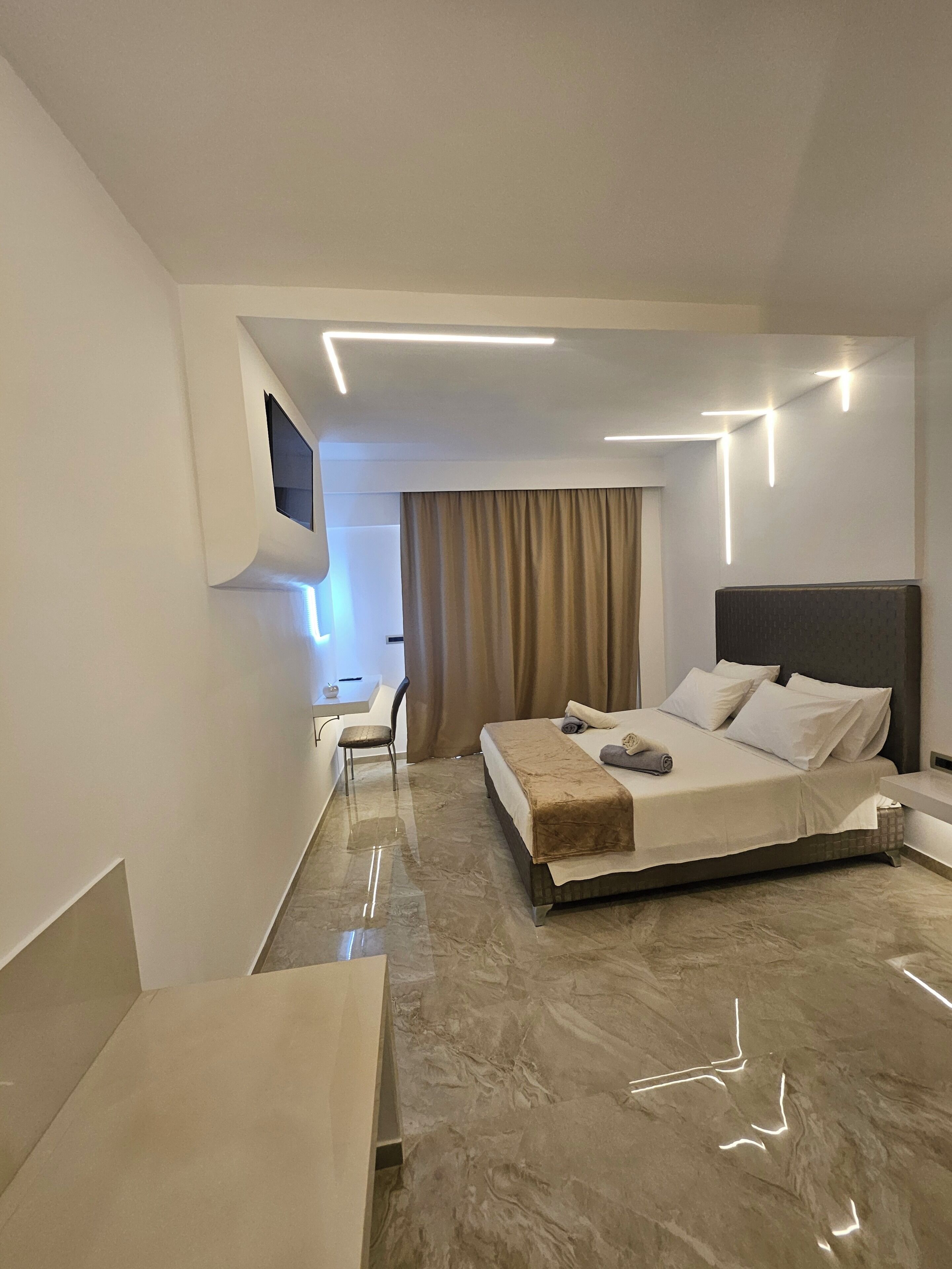 1 bedroom, in-room safe, blackout curtains, soundproofing