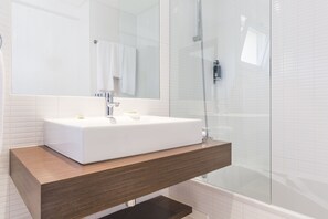 Huis, 3 slaapkamers | Badkamer | Een bad/douchecombinatie, een haardroger, handdoeken