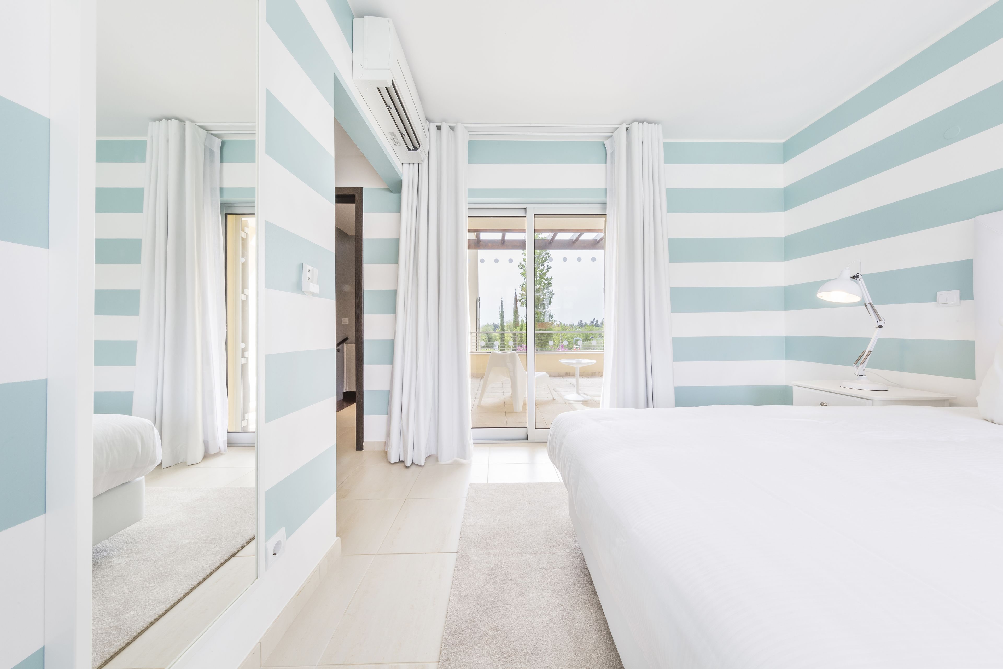 Caja de seguridad en la habitación y cortinas blackout 