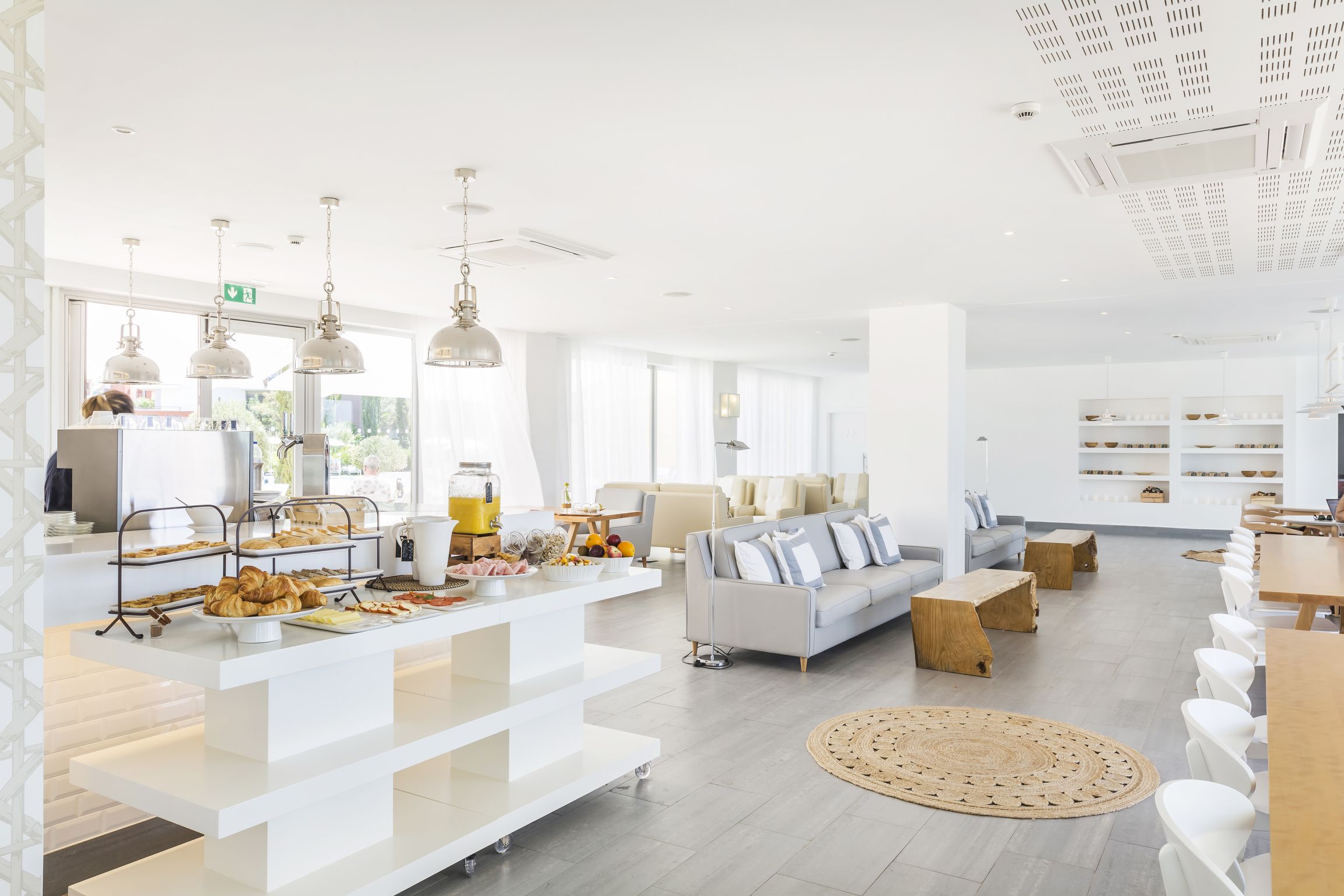 Bữa sáng kiểu Âu hàng ngày (10 EUR/mỗi người) 