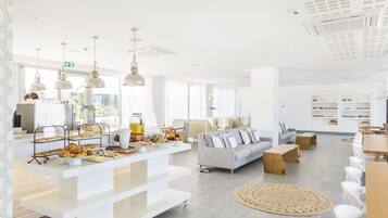 Dagelijks continentaal ontbijt (EUR 10 per persoon)