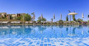 Hồ bơi ngoài trời