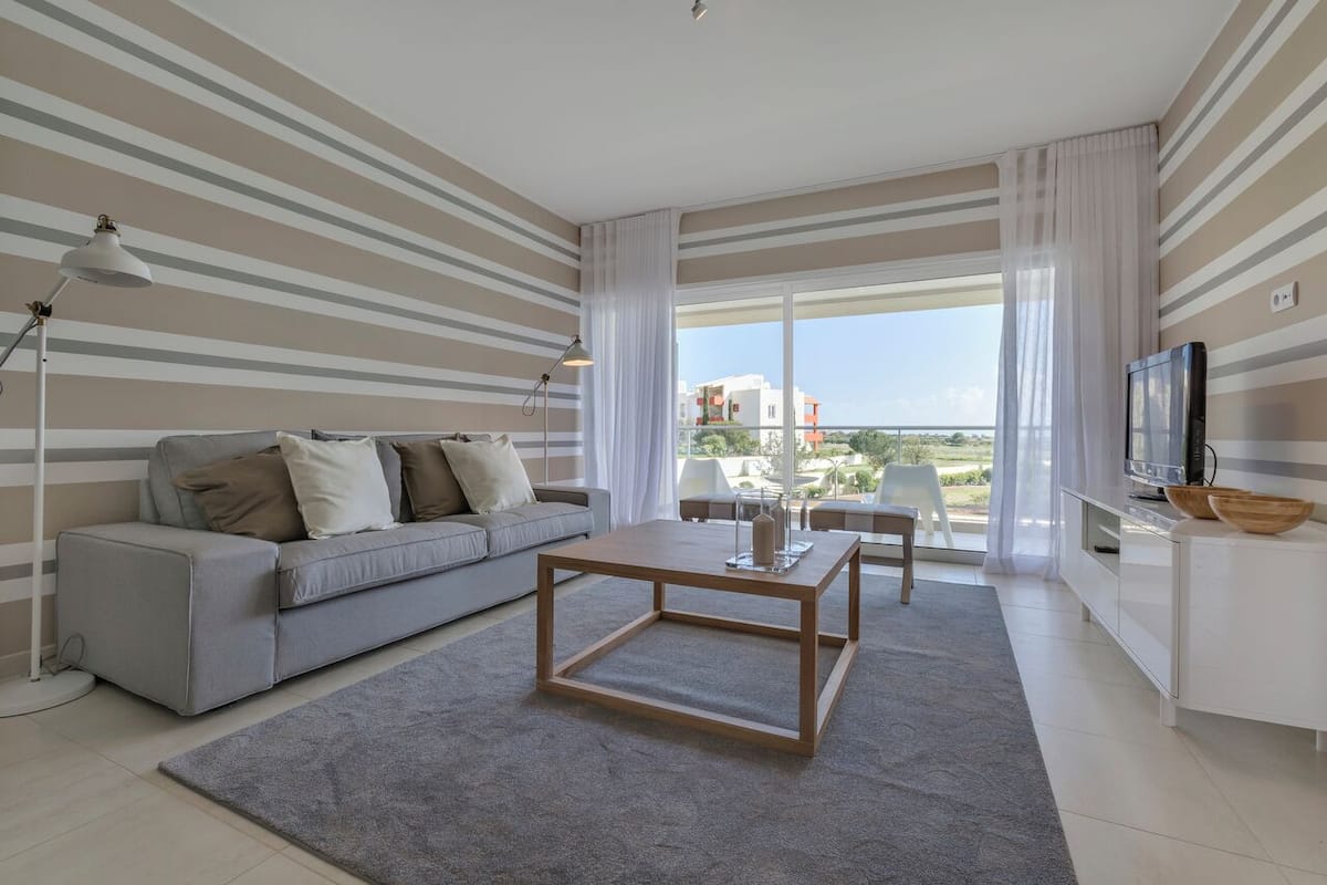 Departamento superior, 1 habitación, vista al campo de golf | Área de sala de estar | Televisión de pantalla plana