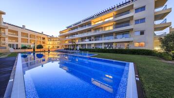 Voorkant accommodatie - avond/nacht