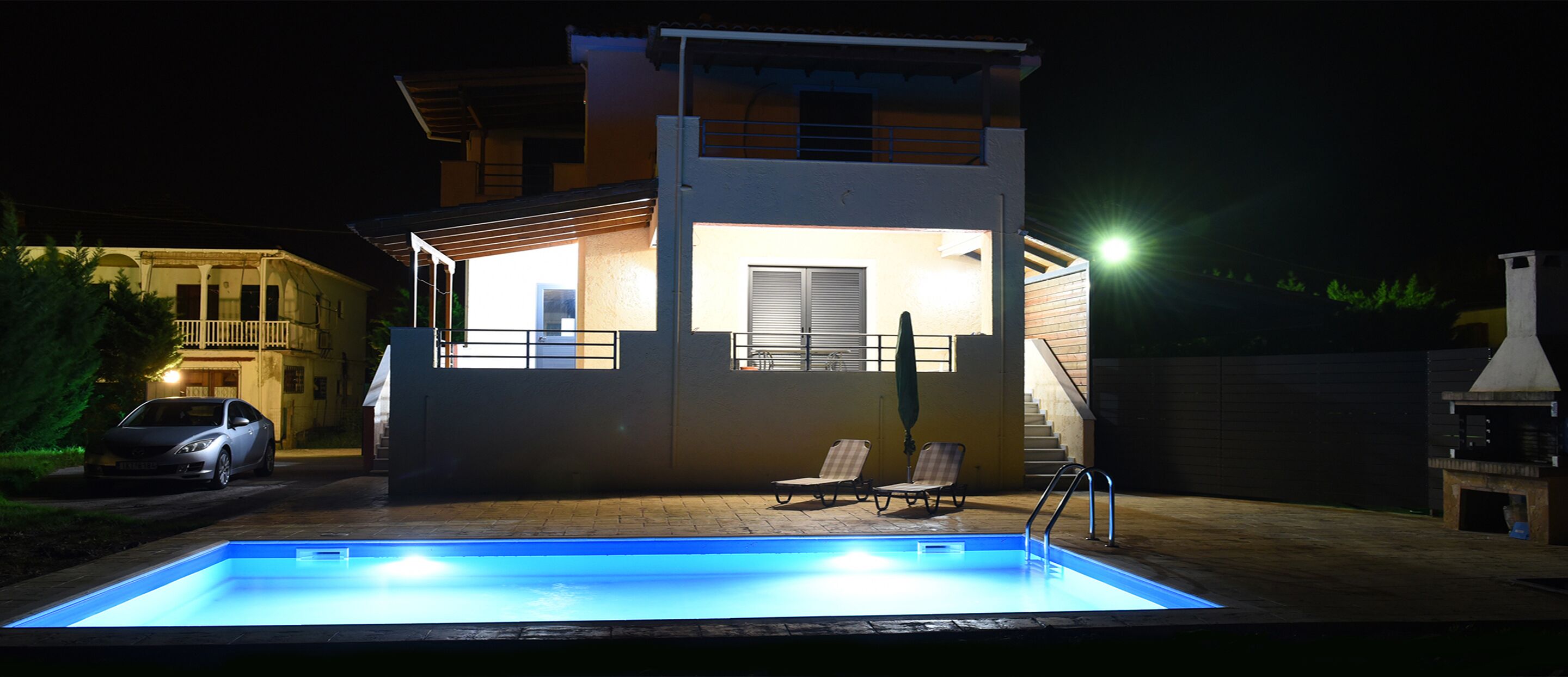 Outdoor pool, pool umbrellas, sun loungers