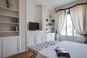 Suite, Balcony | In-room safe, soundproofing, free cribs/infant beds, free WiFi - Kometa Suites & Apartments (Florence)