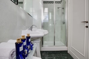 Superior Apartment, 1 Bedroom, Balcony | Bathroom | Free toiletries - Kometa Suites & Apartments (Florence)