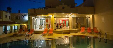 Alberca al aire libre y camastros