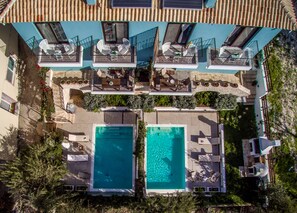 Piscine extérieure, parasols de plage, chaises longues