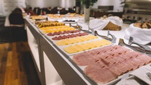 A buffet with various meats and cheeses. - Dos Reyes Hotel (Mar del Plata)