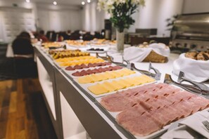 Free daily buffet breakfast  - Dos Reyes Hotel (Mar del Plata)