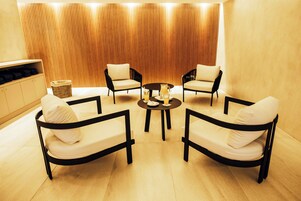 Kapalı yüzme havuzu 