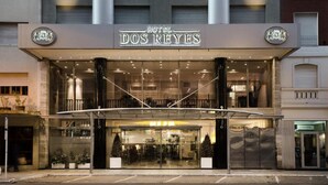 A modern hotel facade with a prominent entrance, large glass windows, and a central atrium. - Dos Reyes Hotel (Mar del Plata)