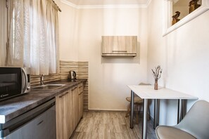 Studio | Private kitchen | Fridge, microwave, stovetop, coffee/tea maker - Potamos Apartments (Corfu)
