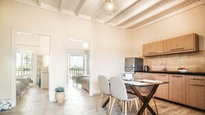 Appartement, 2 chambres | Restauration dans la chambre