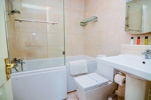 Apartament | Bany | Combinació de dutxa i banyera i articles de tocador gratuïts 