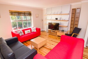 Apartment | Living room | Flat-screen TV