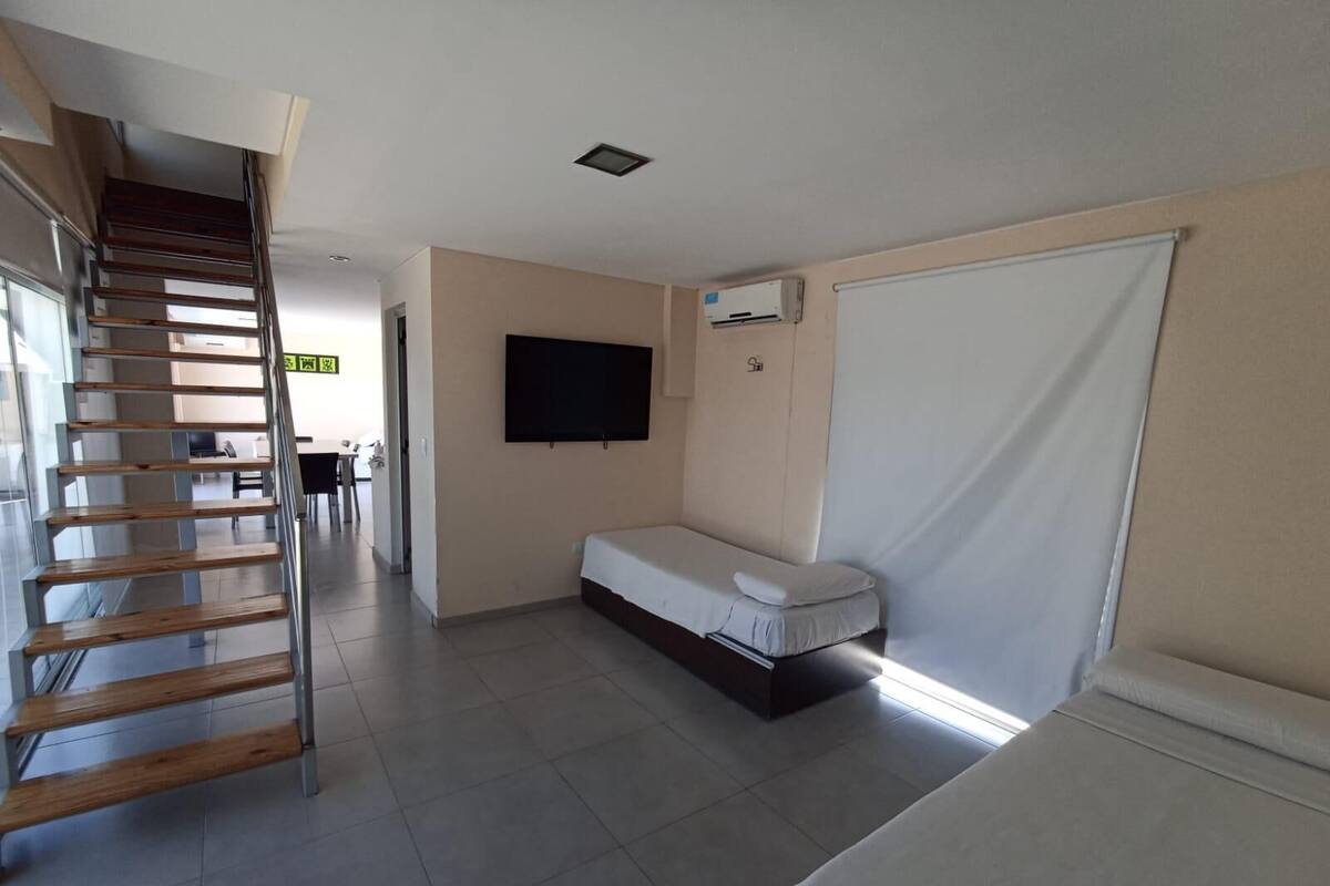 Caja de seguridad en la habitación y espacio para trabajar con laptop 