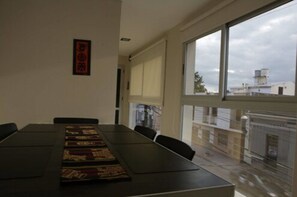 Apartamento, 2 habitaciones | Servicio de comidas en la habitación