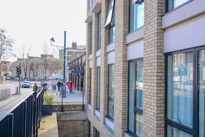 A multi-story building with large windows and a brick facade. - Apartment Wharf - Cambridge Avenue (London)