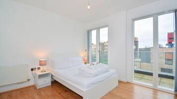 Deluxe-kattohuoneisto, 4 makuuhuonetta | 1 makuuhuone, egyptinpuuvillaiset lakanat, silitysrauta/-lauta