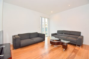 Appartement Penthouse Deluxe, 4 chambres | Salle de séjour | Téléviseur à écran plat