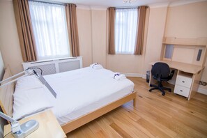 City Apartment, 2 Bedrooms | 1 bedroom, Egyptian cotton sheets, desk, iron/ironing board - Apartment Wharf - Central London (London)