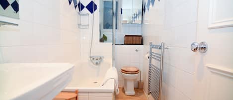 City Apartment, 2 Bedrooms | Bathroom