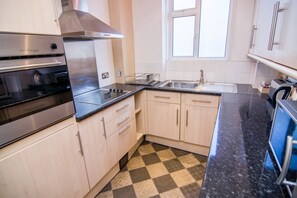 City Apartment, 2 Bedrooms | Private kitchen | Full-sized fridge, microwave, oven, stovetop - Apartment Wharf - Central London (London)