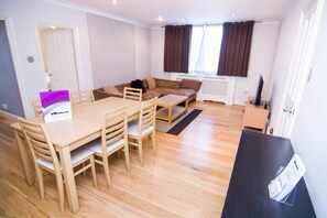 City Apartment, 2 Bedrooms | Living area | Flat-screen TV - Apartment Wharf - Central London (London)
