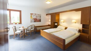 デスク、ベビーベッド、可動式ベッド、WiFi (無料)