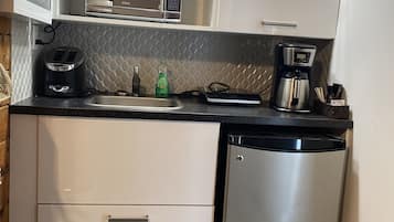 Traditional Cottage, 2 Queen Beds | Free WiFi, bed sheets
