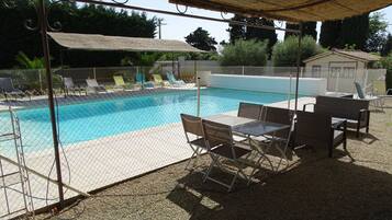 Piscine extérieure (ouverte en saison), parasols de plage