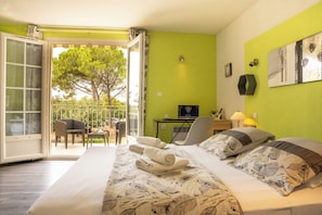 In-room safe, individually decorated, individually furnished, desk - Hôtel des Granges (Arles)