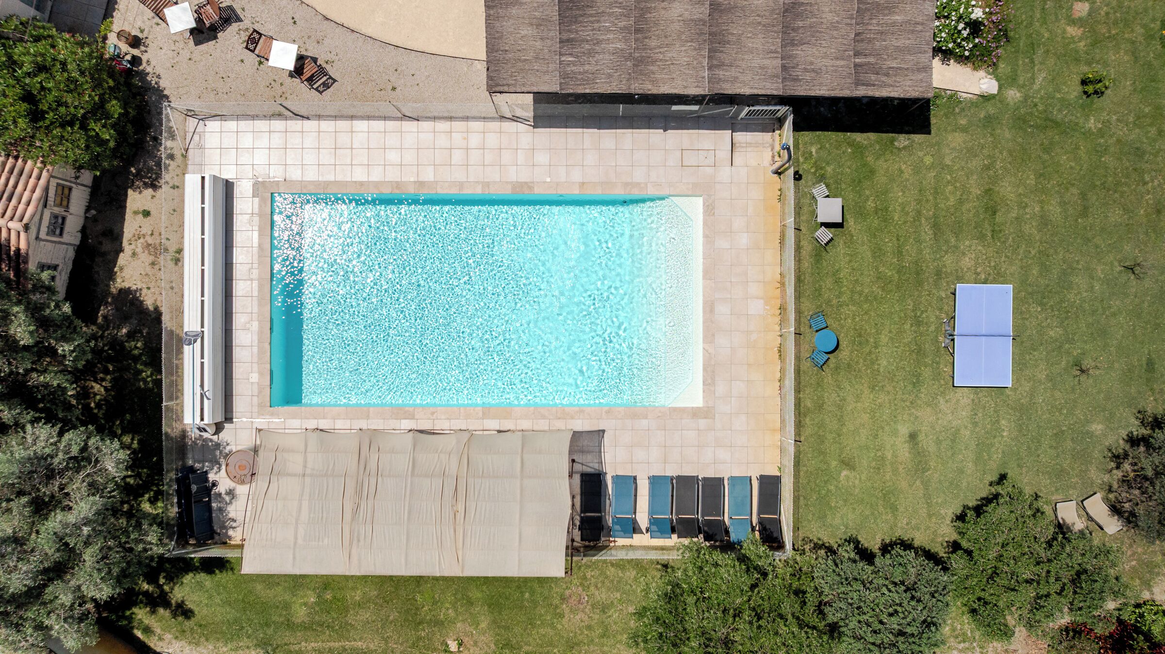 Piscina externa sazonal, guarda-sóis, espreguiçadeiras
