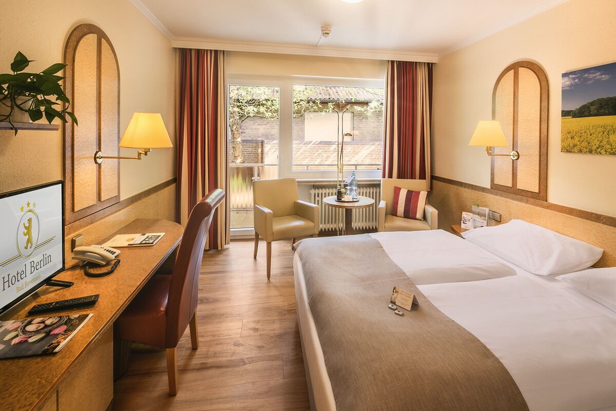 Hypo-allergenic bedding, in-room safe, desk, blackout curtains