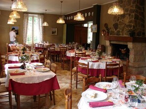 供應早餐、午餐、晚餐；法國菜