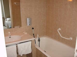 バスアメニティ (無料)、ヘアドライヤー、タオル