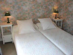 書桌、免費嬰兒床、免費 Wi-Fi