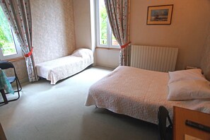 デスク、ベビーベッド (無料)、WiFi (無料)