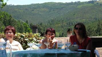 Phục vụ bữa sáng, bữa trưa, bữa tối, món Pháp