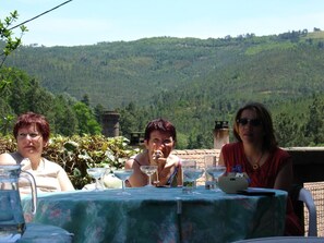 Breakfast, lunch, dinner served; French cuisine - Hôtel Lou Cante Perdrix (La Vernarede)