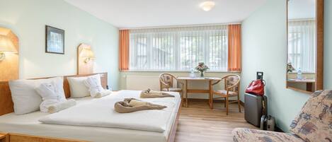 Double Room | Desk, WiFi (free), bed sheets