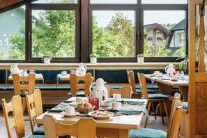 Lunsj og middag serveres, regionale retter