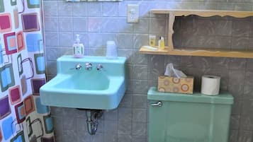 Superior Room, 1 King Bed | Bathroom
