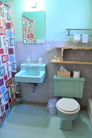Superior Room, 1 King Bed | Bathroom | Combined shower/tub, free toiletries, towels
