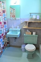 Habitación superior, 1 cama de matrimonio grande | Baño | Ducha y bañera combinadas y artículos de higiene personal gratuitos