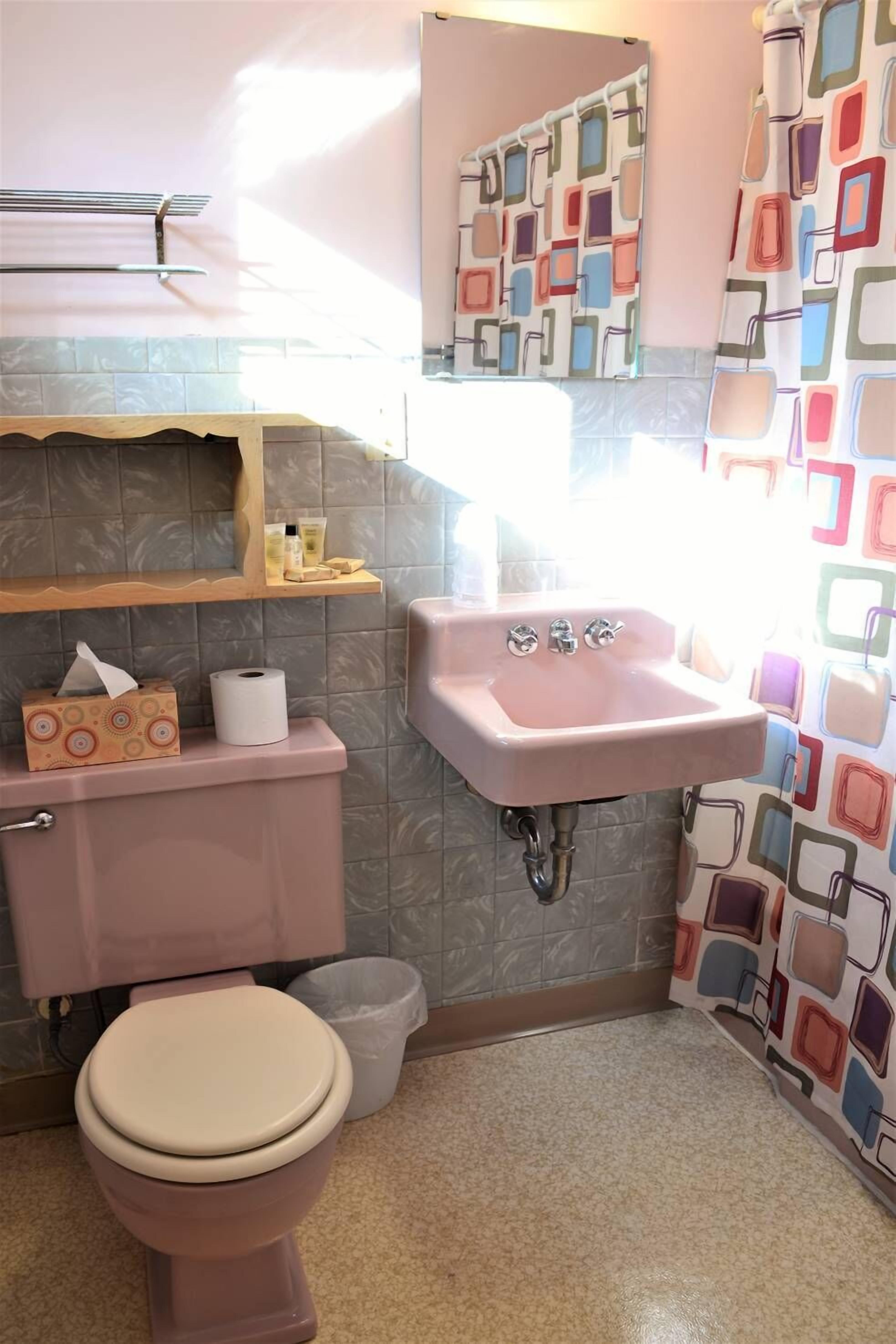 スタンダード ルーム ダブルベッド 2 台 | アイロン / アイロン台、WiFi (無料)、ベッドシーツ